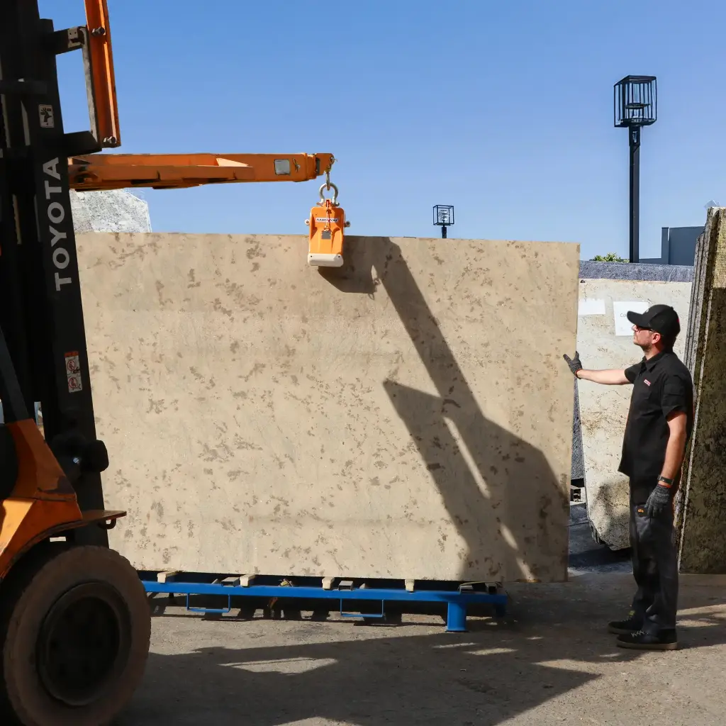 Aardwolf Lifter AL40 Pengangkat Slab Batu Manual Sedang Digunakan