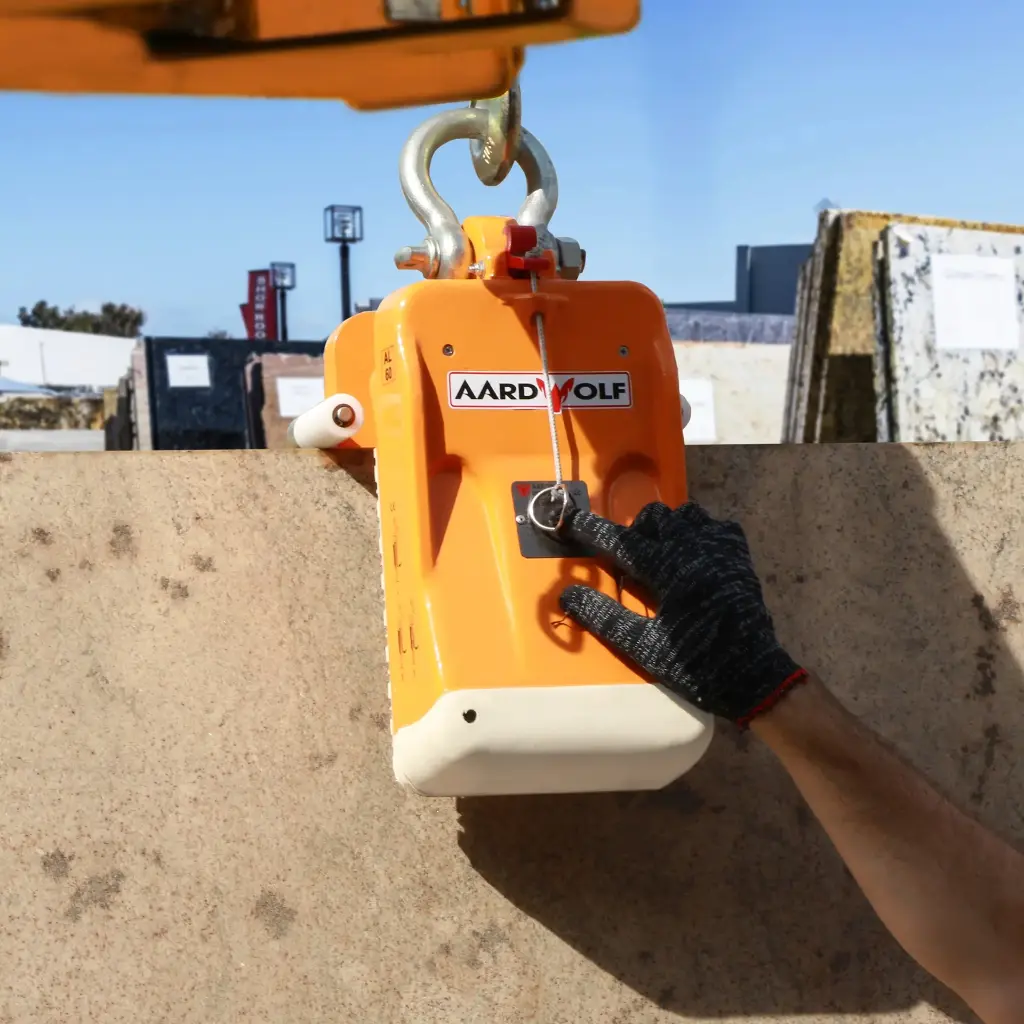 Aardwolf Lifter AL60 Pengangkat Slab Batu Manual Sedang Digunakan